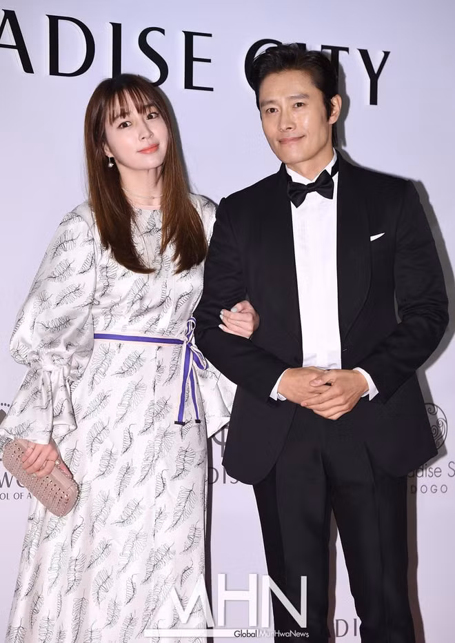 Giờ đây, Lee Byung Hun và bà xã đã có thể tay trong tay đi sự kiện.