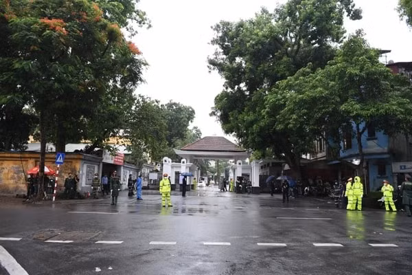 An ninh được thắt chặt trước khu vực trước cổng Nhà tang lễ quốc gia, số 5 Trần Thánh Tông, Hà Nội