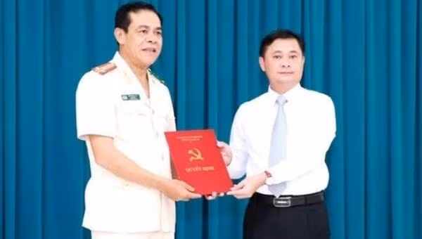 Bí thư Tỉnh ủy Nghệ An Thái Thanh Quý trao quyết định cho Đại tá Võ Trọng Hải