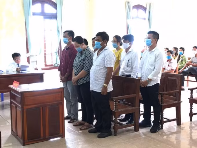 Nhóm bị cáo trong vụ hối lộ thanh tra giao thông bị phạt tiền thay cho phạt tù.