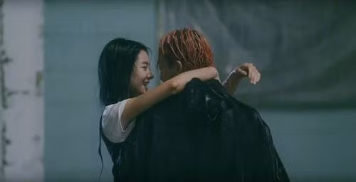 G-Dragon và Seo Ye Ji cực tình cảm dưới mưa. (Ảnh: Twitter)
