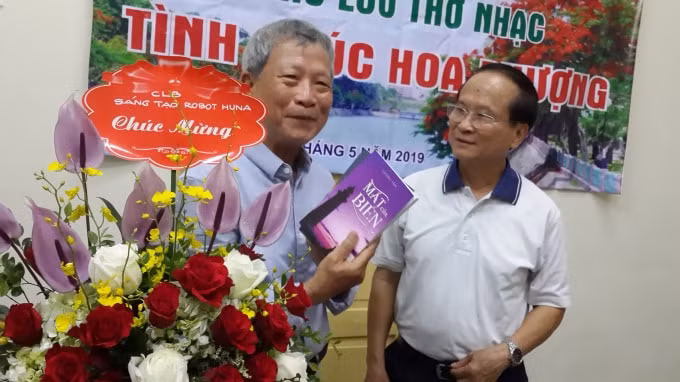 Nhà báo Vương Tâm (bên trái) đi tặng sách từ thiện ở Hải Phòng