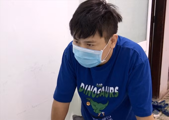Đối tượng Dong Chao Jiang bị bắt giữ tại cơ quan điều tra. Ảnh Công an cung cấp.