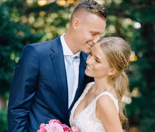 Bernd Leno và bạn gái đi chụp ảnh cưới. Ảnh: internet.
