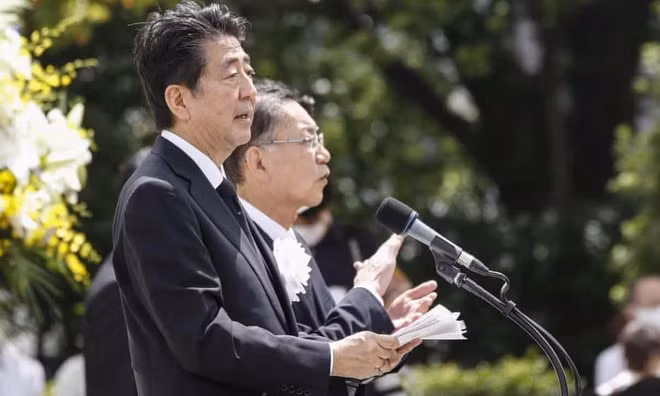 Thủ tướng Nhật Bản Shinzo Abe trong lễ tưởng niệm ở Nagasaki. Ảnh: Guardian.