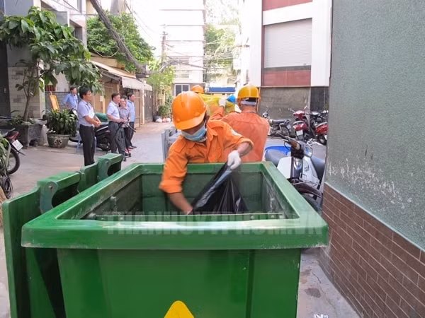Thu gom chất thải rắn sinh hoạt tại nguồn ở phường Bến Nghé, Quận 1, TP.HCM
