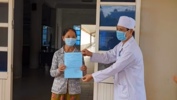 Bệnh nhân được công bố khỏi bệnh tại Quảng Ngãi. Ảnh: TL.