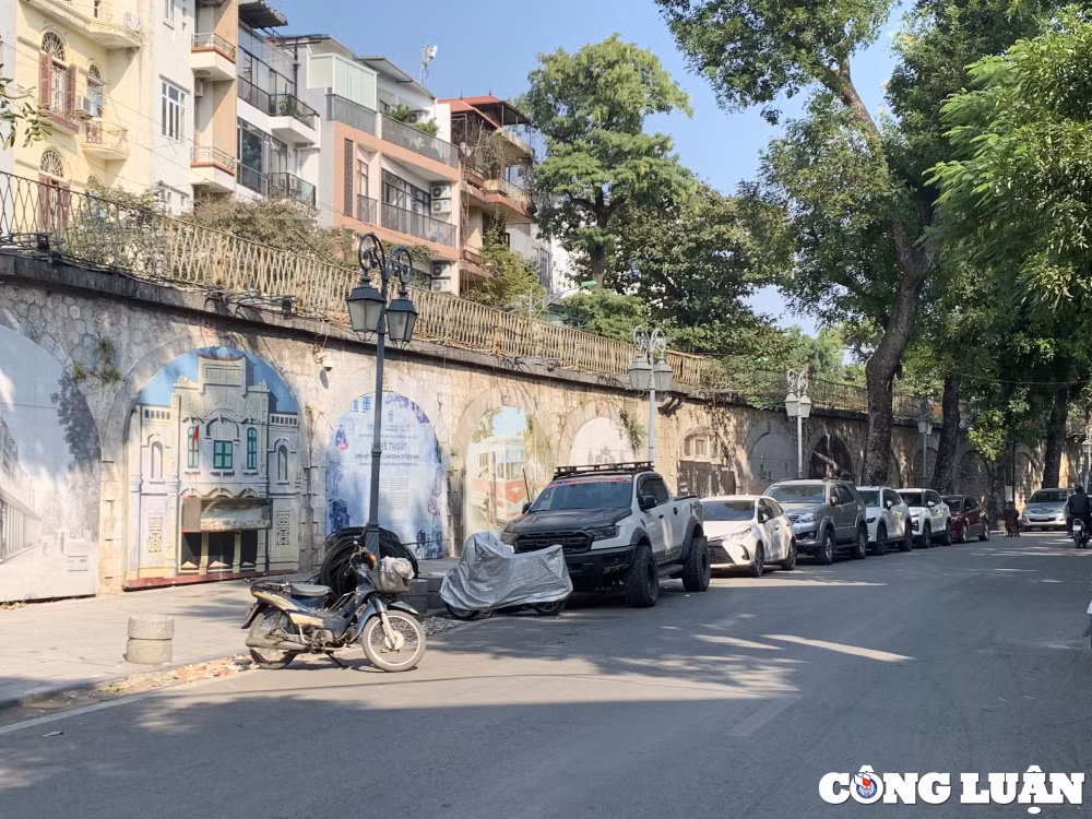 nhung buc bich hoa tren pho phung hung phai mau xuong cap tram trong hinh 15