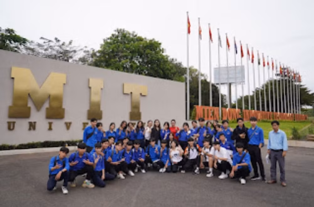 hoi thao o to dien va di chuyen thong minh tai dai hoc cong nghe mien dong mit university vietnam hinh 1