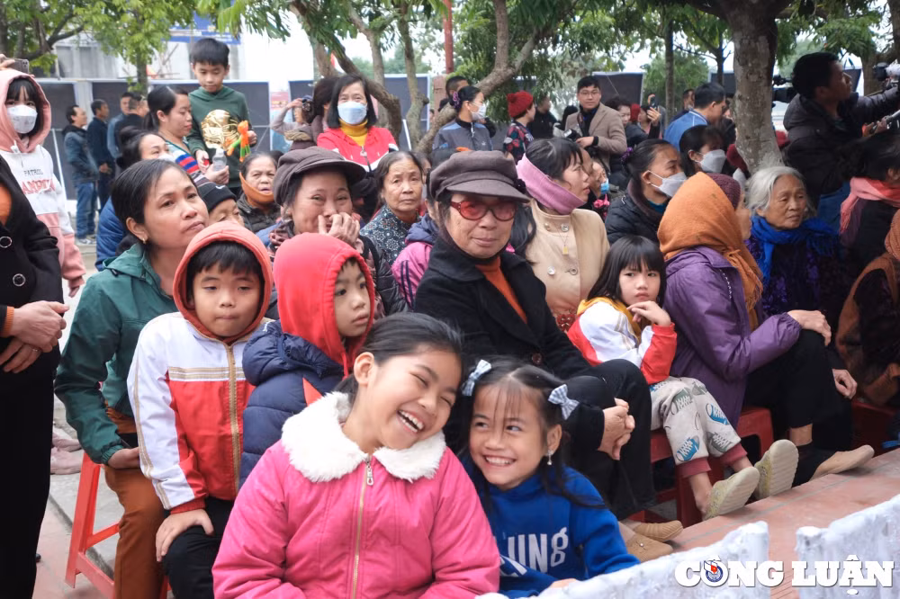 khoanh khac an tuong tai su kien ngay cua pho 12 12 hinh 3