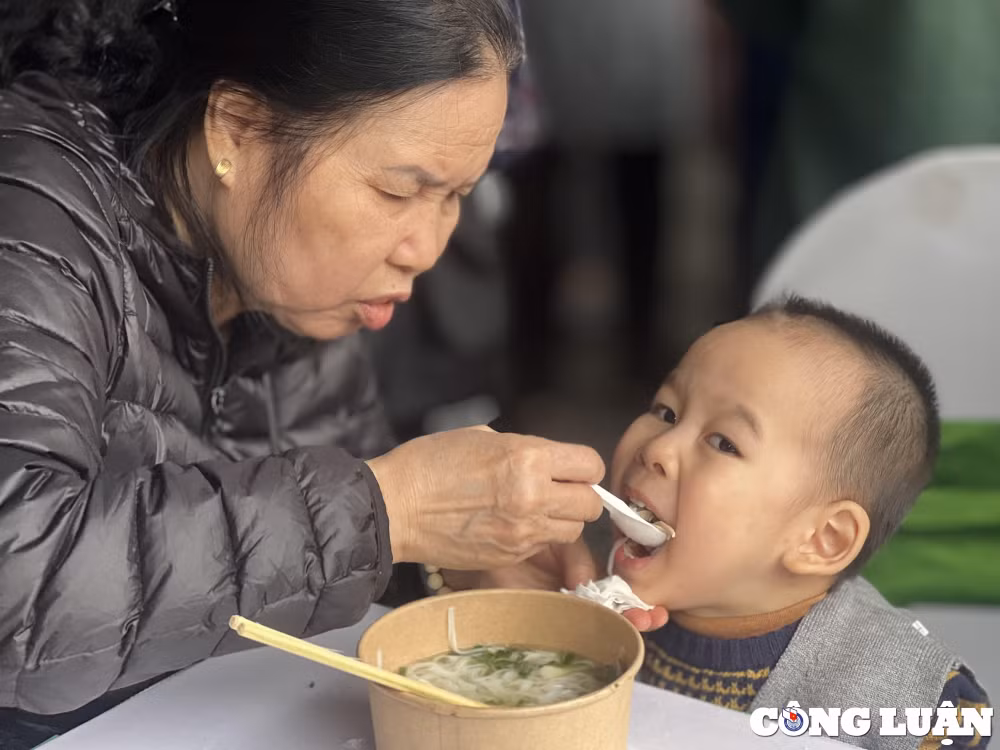 khoanh khac an tuong tai su kien ngay cua pho 12 12 hinh 11