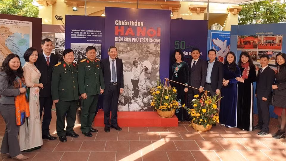 ky uc lich su tai hien lai qua trien lam 50 nam chien thang ha noi dien bien phu tren khong hinh 2
