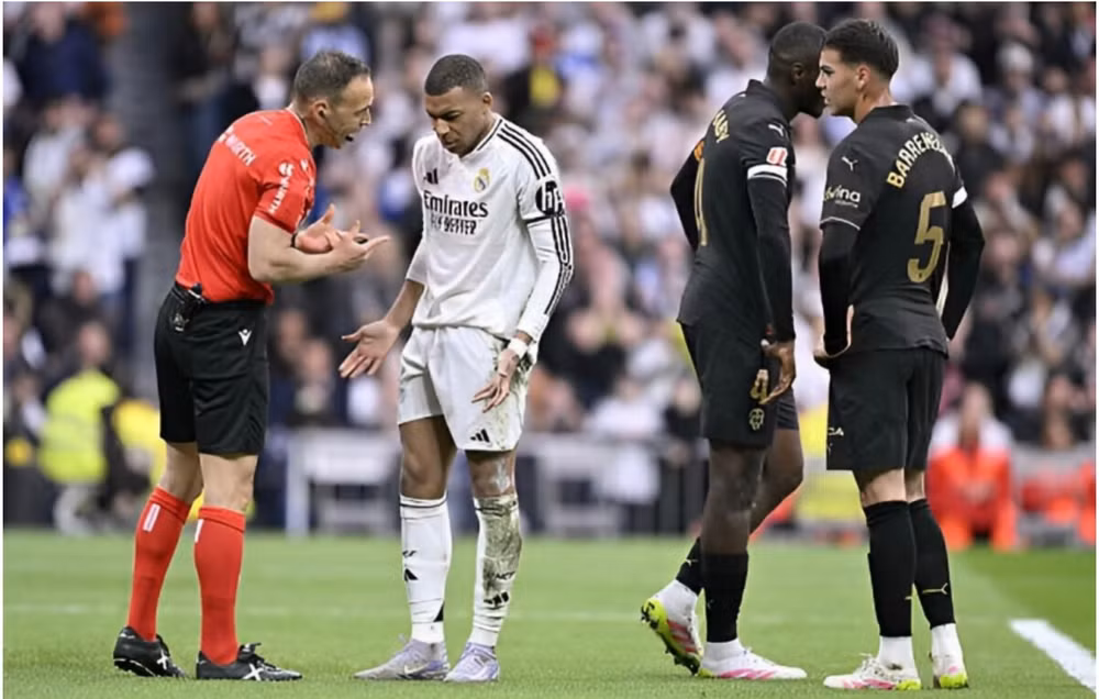 vinicius da hong penalty real madrid thua dang tiec truoc valencia tren san nha hinh 1