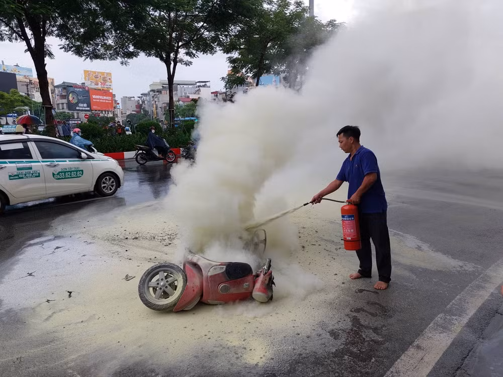 xe may bat ngo boc chay tai nga 5 o cho dua hinh 2