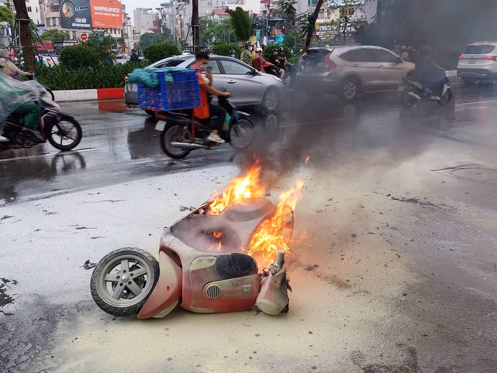 xe may bat ngo boc chay tai nga 5 o cho dua hinh 1