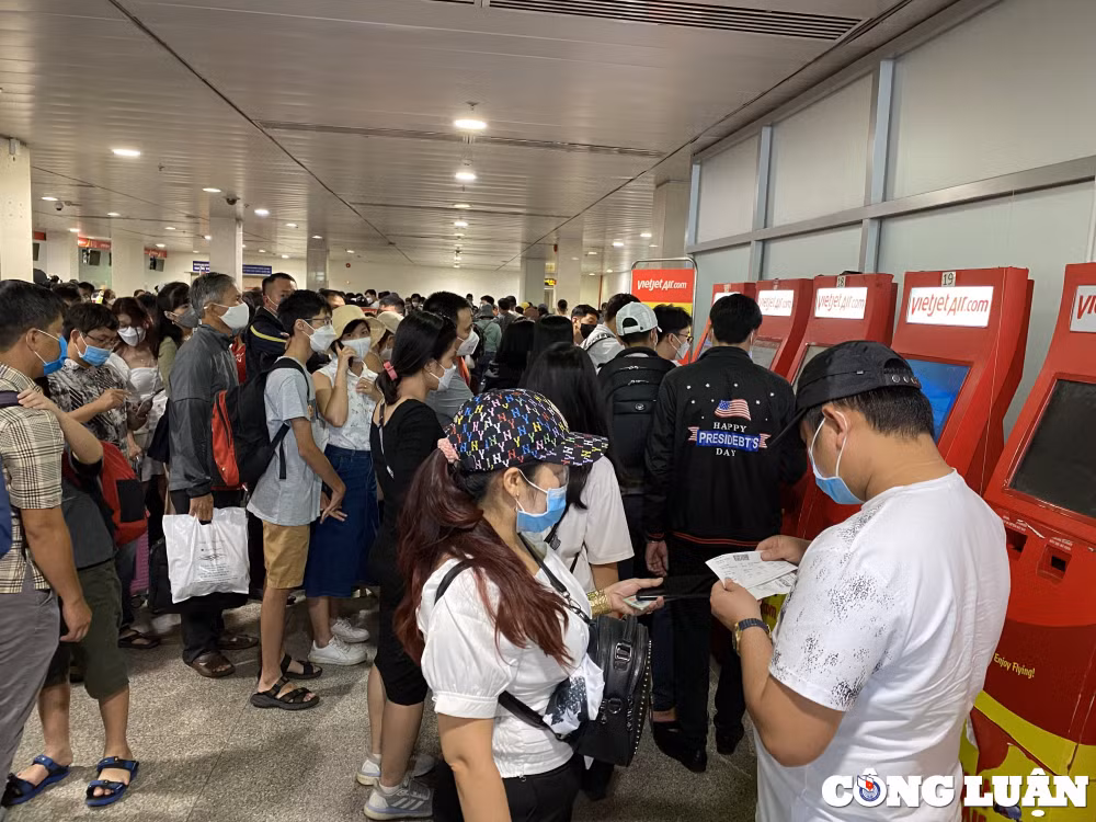 mua du lich san bay tan son nhat don hang tram nghin luot khach hinh 5