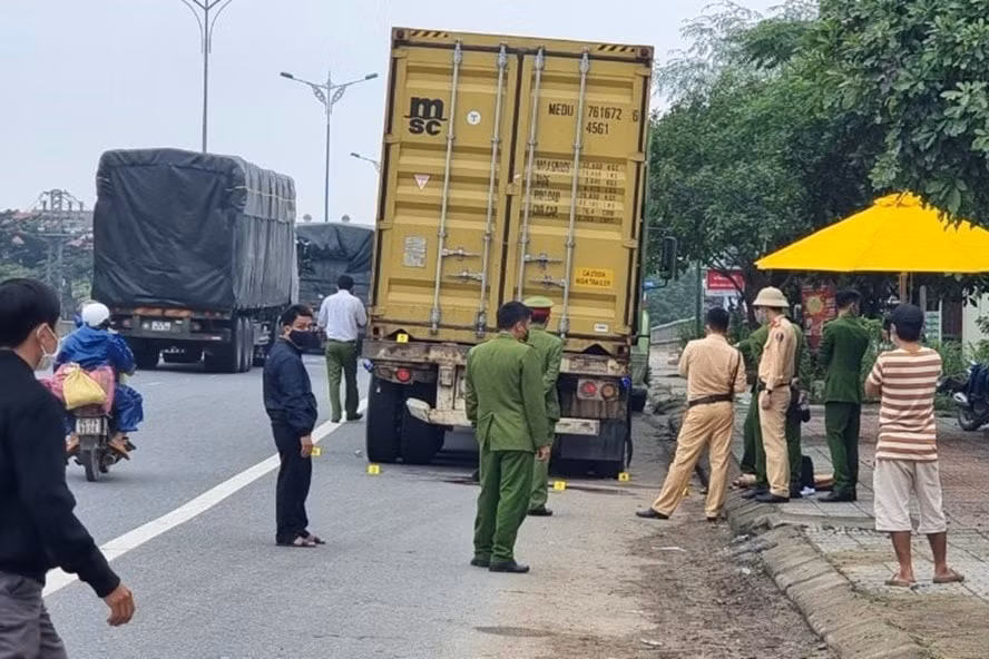 quang tri di bo phia sau xe dau keo dang lui nguoi dan ong bi xe can tu vong hinh 1