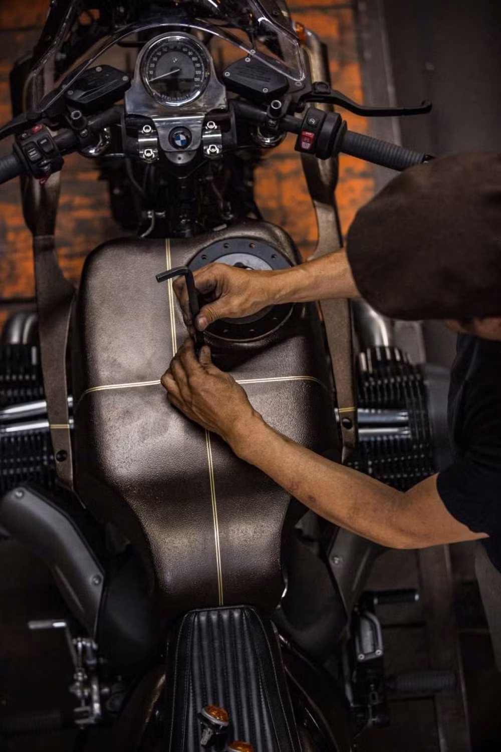 kham pha bmw r18 phien ban do the wal co mot khong hai hinh 4