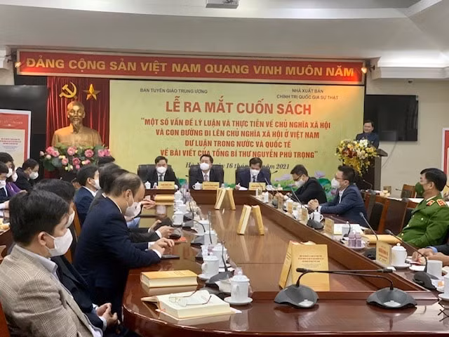 ra mat cuon sach quan trong ve bai viet cua tong bi thu nguyen phu trong hinh 1