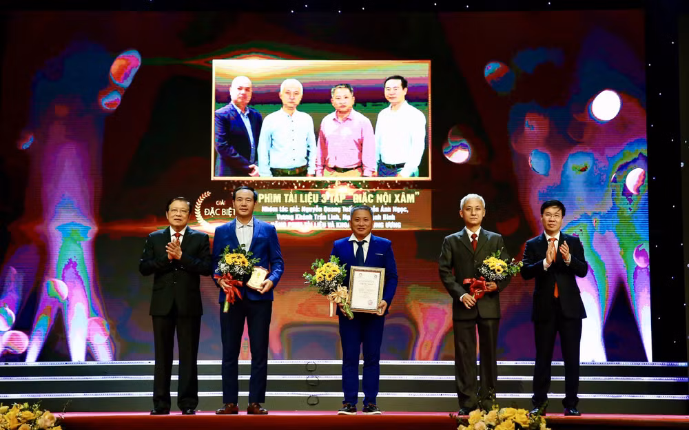 bao nha bao cong luan doat giai b giai bao chi toan quoc phong chong tham nhung tieu cuc lan thu ba hinh 4