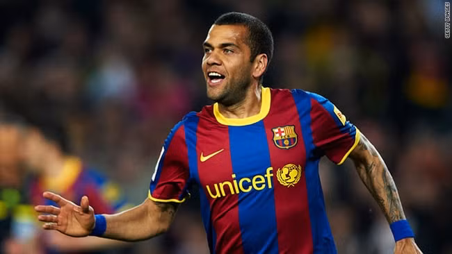 dani alves chinh thuc ky hop dong tro lai barca hinh 1