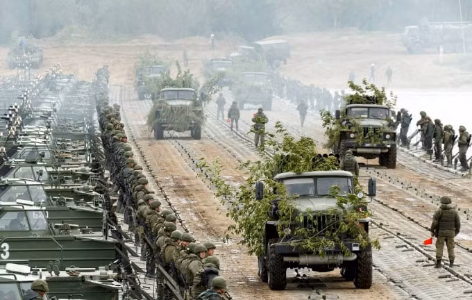 nato co the thuc day ukraine khieu khich quan su o donbass hinh 1
