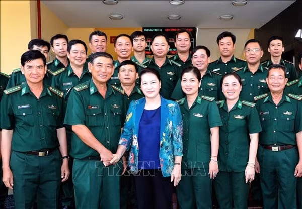 Chủ tịch Quốc hội Nguyễn Thị Kim Ngân với cán bộ, chỉ huy Bộ đội Biên phòng tỉnh An Giang. Ảnh: TTXVN