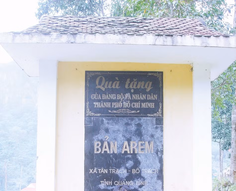 Bia đánh dấu mốc “hồi sinh” của người Arem khi có sự ra đời của xã Tân Trạch.
