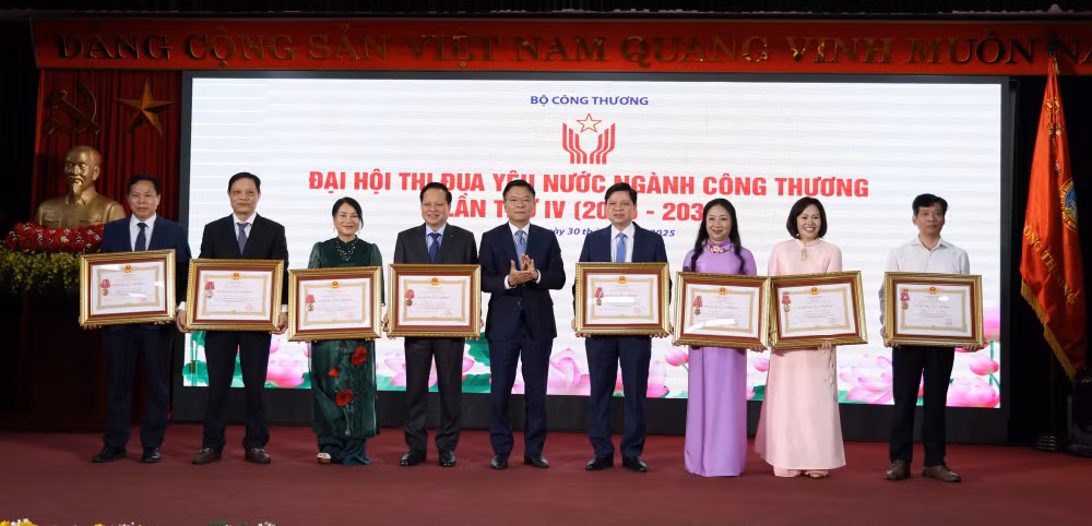 Phó Thủ tướng Lê Thành Long: Ngành Công Thương cần đưa phong trào thi đua thành động lực đổi mới, sáng tạo, cống hiến- Ảnh 5.