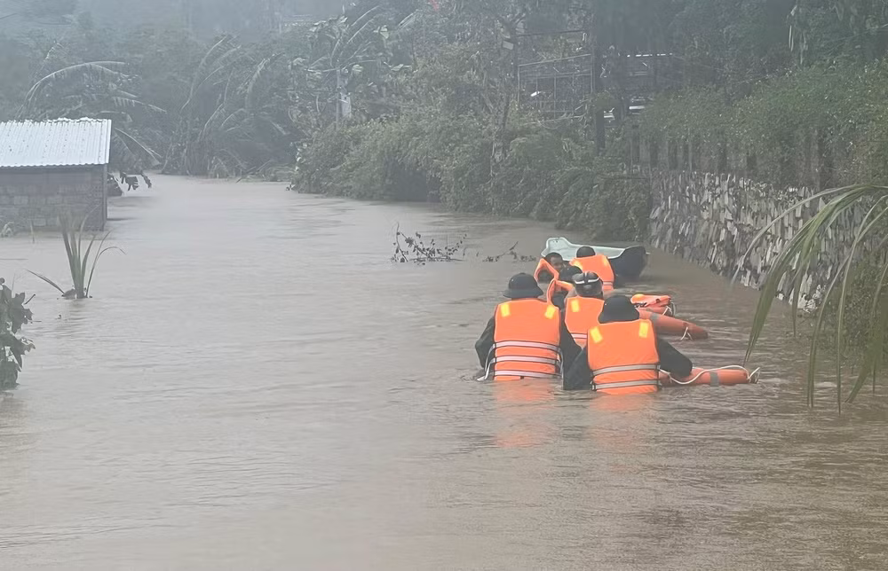 Lực lượng cứu hộ người dân di chuyển ra khỏi vùng lũ (ảnh minh họa).