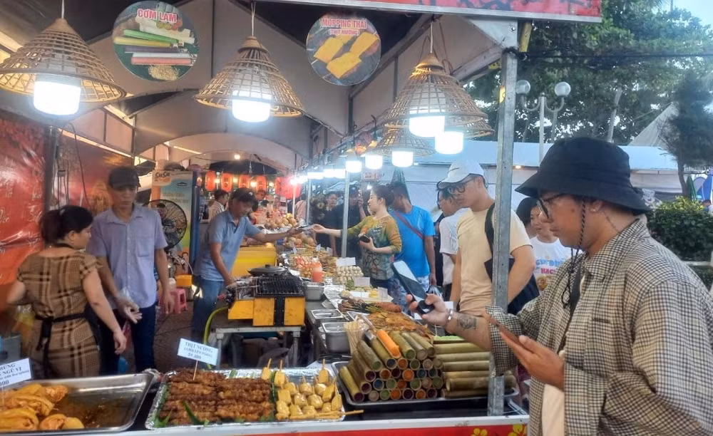 hoi tu dac san 3 mien tai le hoi am thuc bien nha trang khanh hoa 2023 hinh 1