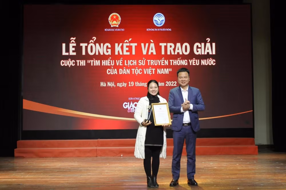 trao giai cuoc thi tim hieu ve lich su truyen thong yeu nuoc cua dan toc viet nam hinh 1