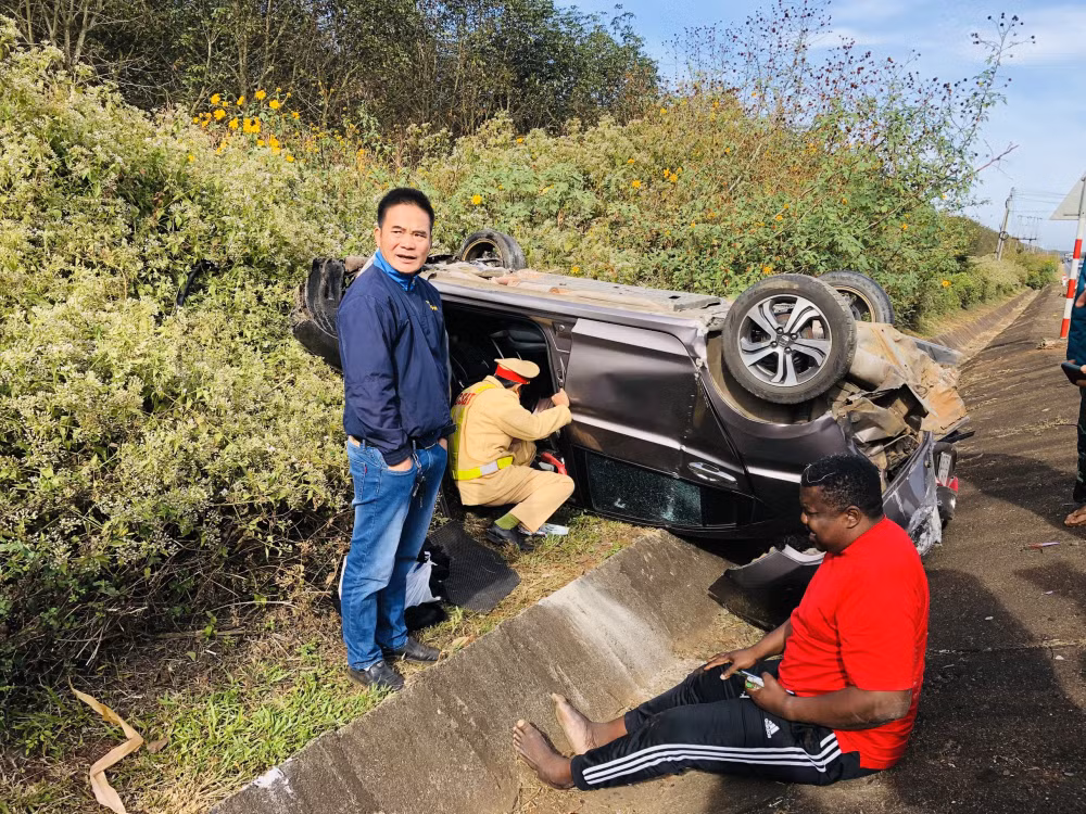gia lai lai xe gay tai nan lien hoan tren quoc lo tai xe nguoi nuoc ngoai bi thuong hinh 2