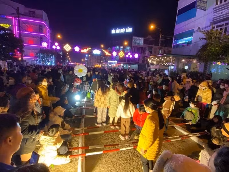 lai chau co pho di bo dau tien hinh 2