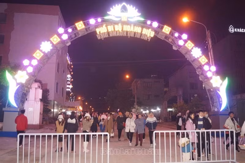 lai chau co pho di bo dau tien hinh 1
