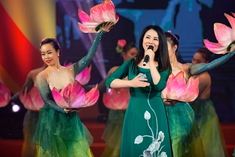 chuong trinh nghe thuat vang mai ban hung ca bau troi tai hien khong khi bi trang thang 12 1972 hinh 3