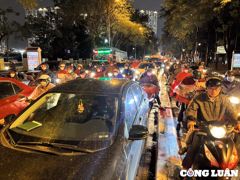 ha noi mua ret duong pho lai un tac keo dai hinh 5
