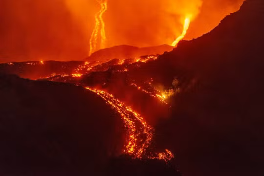 Núi lửa Etna phun trào suốt nhiều ngày, tro bụi lan tới tận Libya