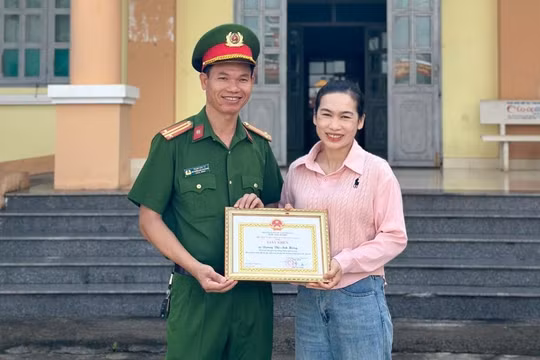 Khen thưởng nữ công nhân nghèo trả lại xấp tiền lớn nhặt được khi quét rác
