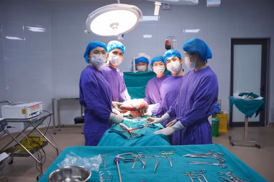 Gia Lai: Cắt bỏ lá lách khổng lồ nặng 3,5kg trong người bệnh nhân U70
