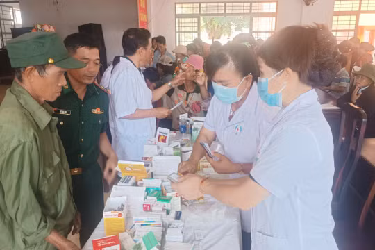 Bộ đội Biên phòng Gia Lai khám bệnh, cấp phát thuốc miễn phí cho gần 500 người dân biên giới