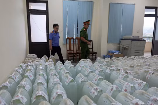 Quảng Ngãi: Khởi tố người phụ nữ mua cồn nồng độ cao pha với nước lã thành rượu đi bán