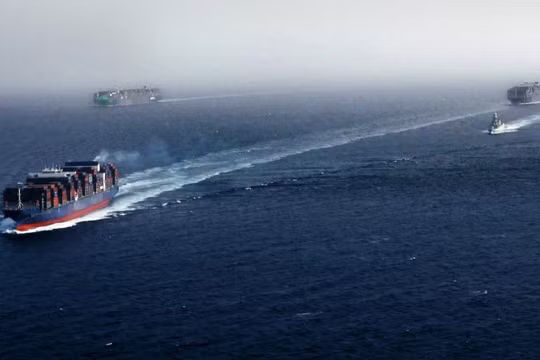Tàu ​​Ấn Độ trúng đạn pháo, chìm ngoài khơi Yemen