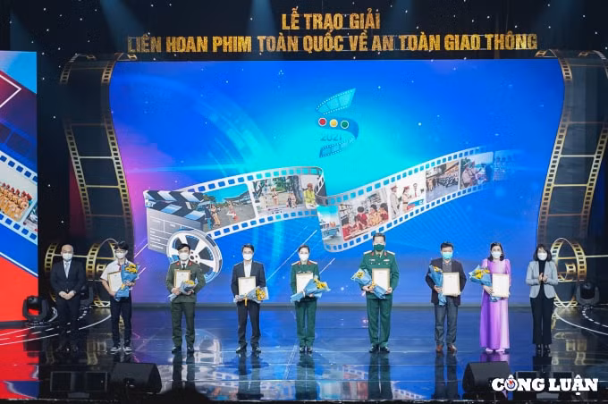 trao giai lien hoan phim toan quoc ve an toan giao thong nam 2021 hinh 5