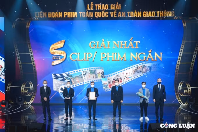 trao giai lien hoan phim toan quoc ve an toan giao thong nam 2021 hinh 2