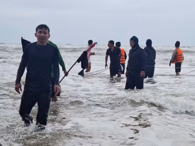 cuu 14 ngu dan gap nan tren bien ha tinh trong gia ret hinh 2