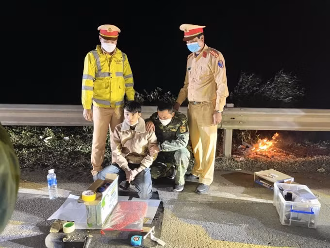 bat giu doi tuong tang tru 12000 vien nghi la ma tuy hinh 1