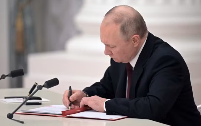 ong putin cong nhan cac nuoc cong hoa donetsk va lugansk dua quan den ho tro hinh 1