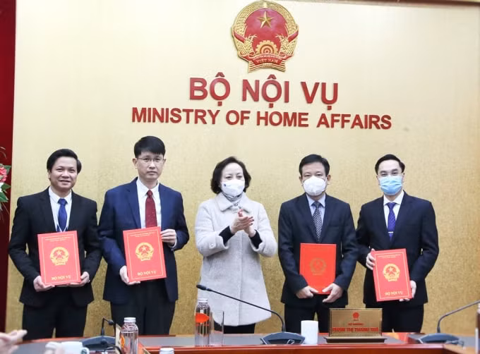 bo noi vu dieu dong bo nhiem nhieu can bo hinh 1
