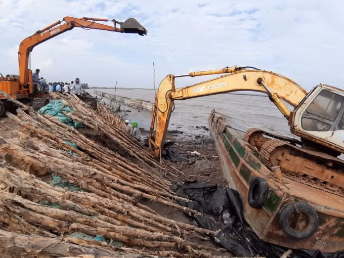 Lực lượng chức năng tỉnh Cà mau thực hiện khắc phục và phòng ngừa vỡ đê biển.